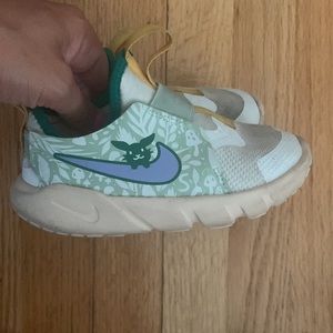 Cute bunny nike sneakers! Worn a few times, 9c